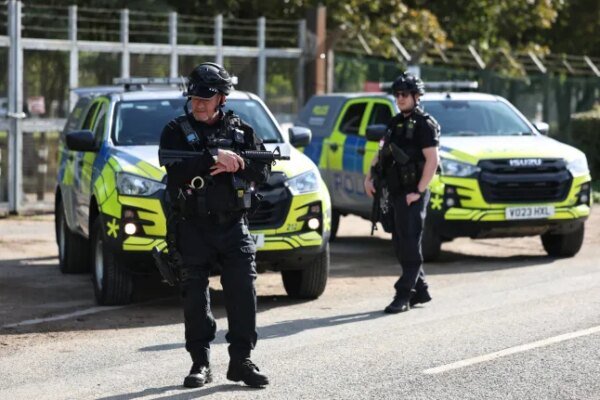 epa13268472 Armed police man a cordon outside RAF Fairford in Gloucestershire, Britain, 28 September 2026. Five men have been arrested on suspicion of explosive and terrorism offences after a major incident was declared at the airbase in the west of England. Bomb disposal teams have been examining a number of vehicles near RAF Fairford, and dozens of homes in the surrounding area have been evacuated. RAF Fairford has recently been used by the US Air Force to carry out strikes on Iran. EPA/NEIL HALL