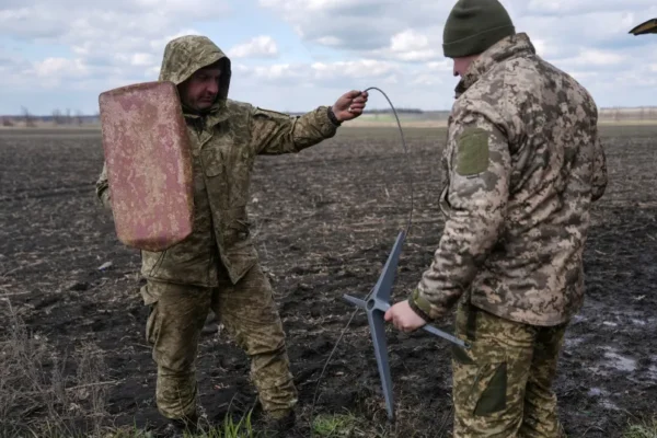 Servicemen of the 68th Oleksa Dovbush Separate Jaeger Brigade of the Armed Forces of Ukraine set up Starlink satellite internet system, amid Russia's attack on Ukraine, near the frontline town of Pokrovsk in Donetsk region, Ukraine April 10, 2025.