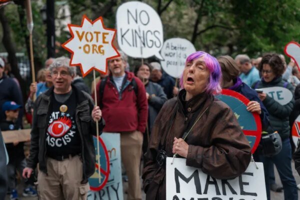 epa13312272 People shout during a No Kings rally in New York, New York, USA, 17 October 2026. The nationwide day of action aims to encourage nonpartisan voter turnout and early voting ahead of the November midterm elections. EPA/OLGA FEDOROVA