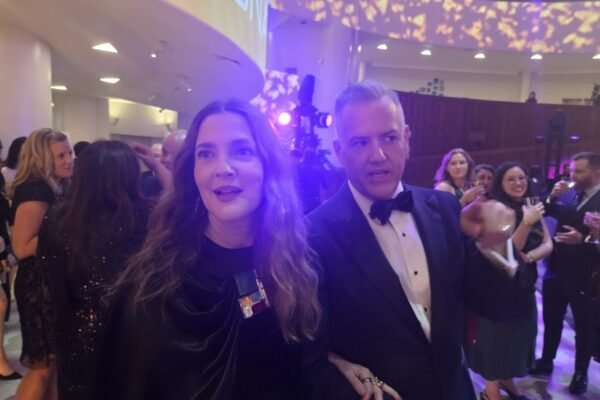 Hollywood star Drew Barrymore, left, tours the "LG SIGNATURE 10th Anniversary Gala" after arriving at the Guggenheim Museum in Manhattan, New York, on Dec. 8 local time. Barrymore was invited to the event through her ties with LG Electronics, a sponsor of the TV talk show bearing her name. New York — Yoon Kyung-hwan, Correspondent - Seoul Economic Daily International News from South Korea